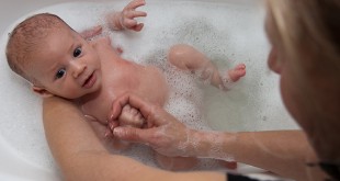 Bathing baby آموزش حمام کردن نوزاد